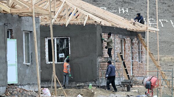 Строительство новых домов в Баткенской области. Архивное фото - Sputnik Кыргызстан