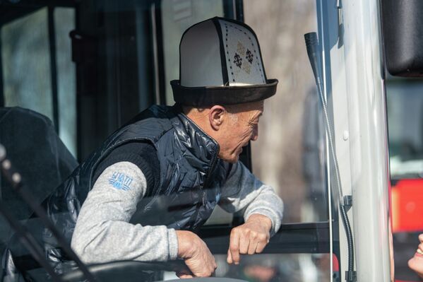  Калпагын башынан түшүрбөгөн бишкектик айдоочу - Sputnik Кыргызстан