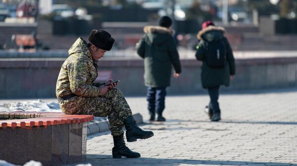 Солдат сидит на лавочке в Бишкеке. Архивное фото  - Sputnik Кыргызстан