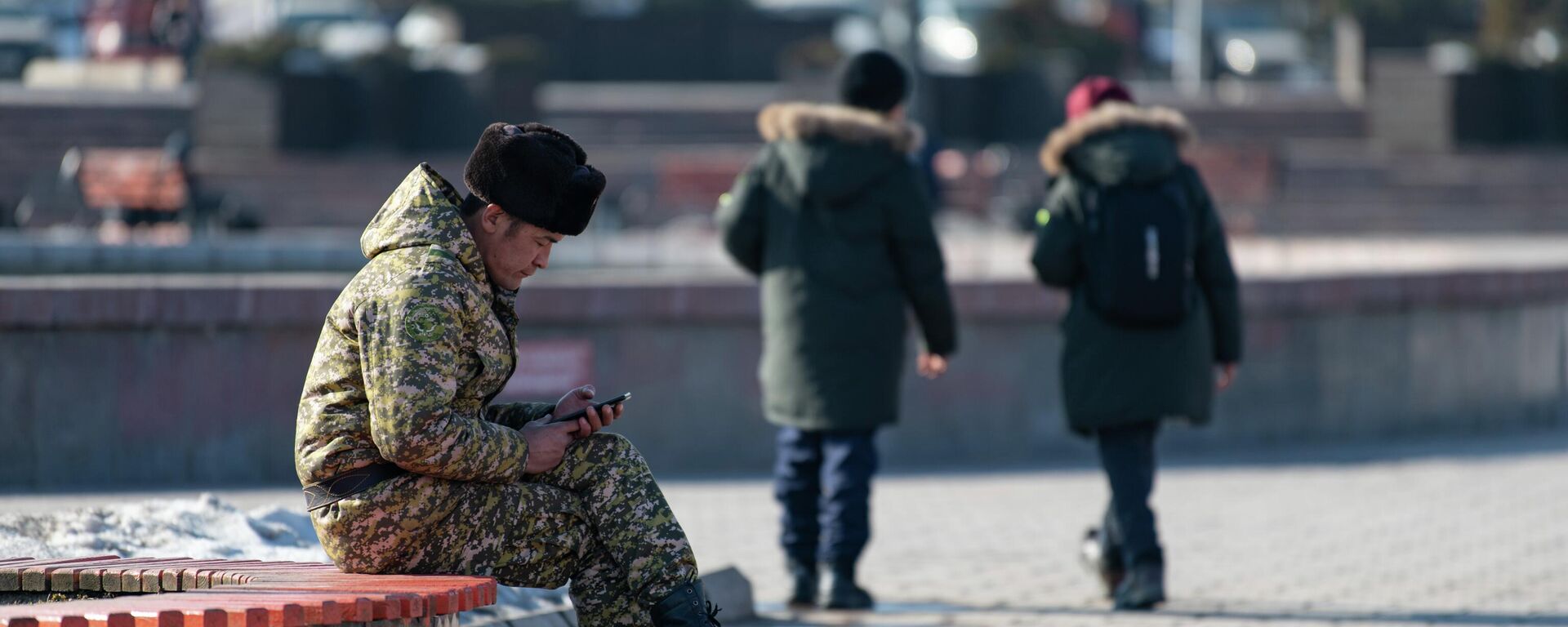 Военнослужащий сидит на скамейке на площади Ала-Тоо в Бишкеке - Sputnik Кыргызстан, 1920, 02.02.2023