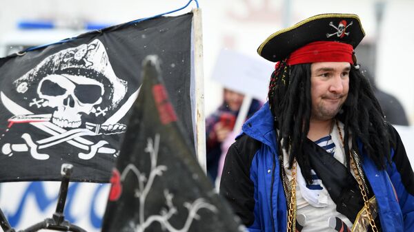 Мужчина в пиратском костюме. Архивное фото - Sputnik Кыргызстан