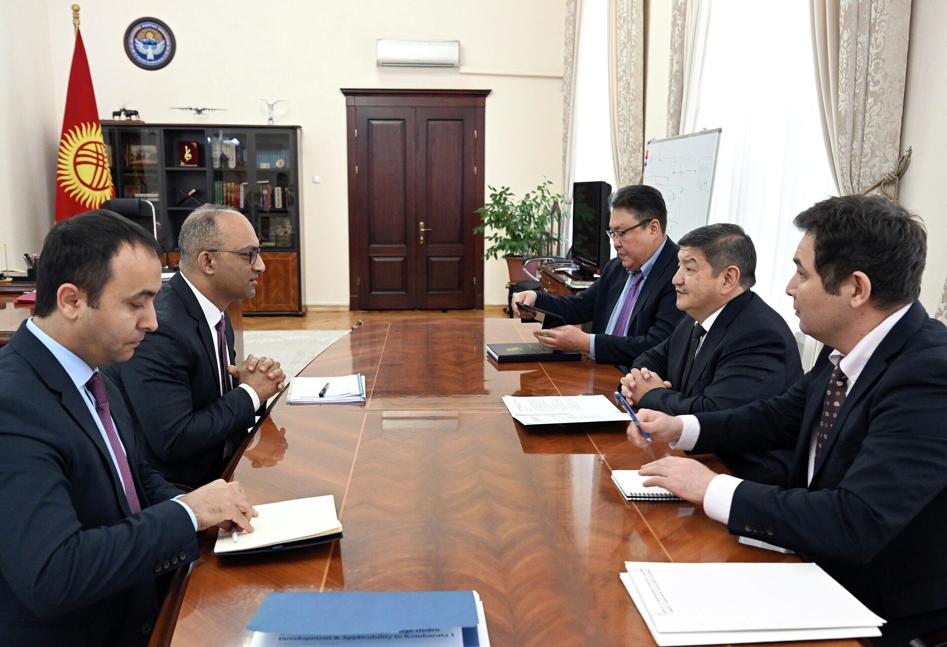 Встреча председателя кабинета министров с представителем Всемирного Банка - Sputnik Кыргызстан, 1920, 01.02.2023