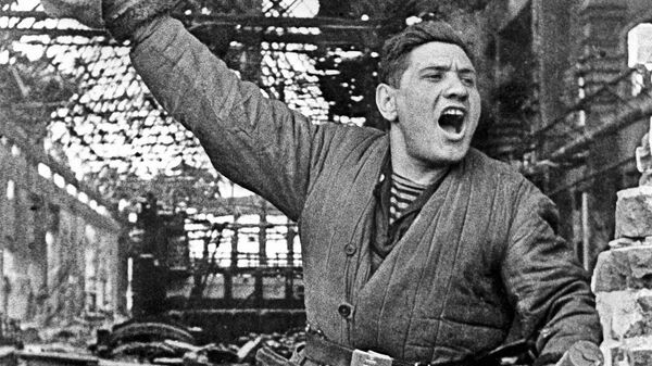 Сержант Павел Гольдберг во время боя в Сталинграде - Sputnik Кыргызстан