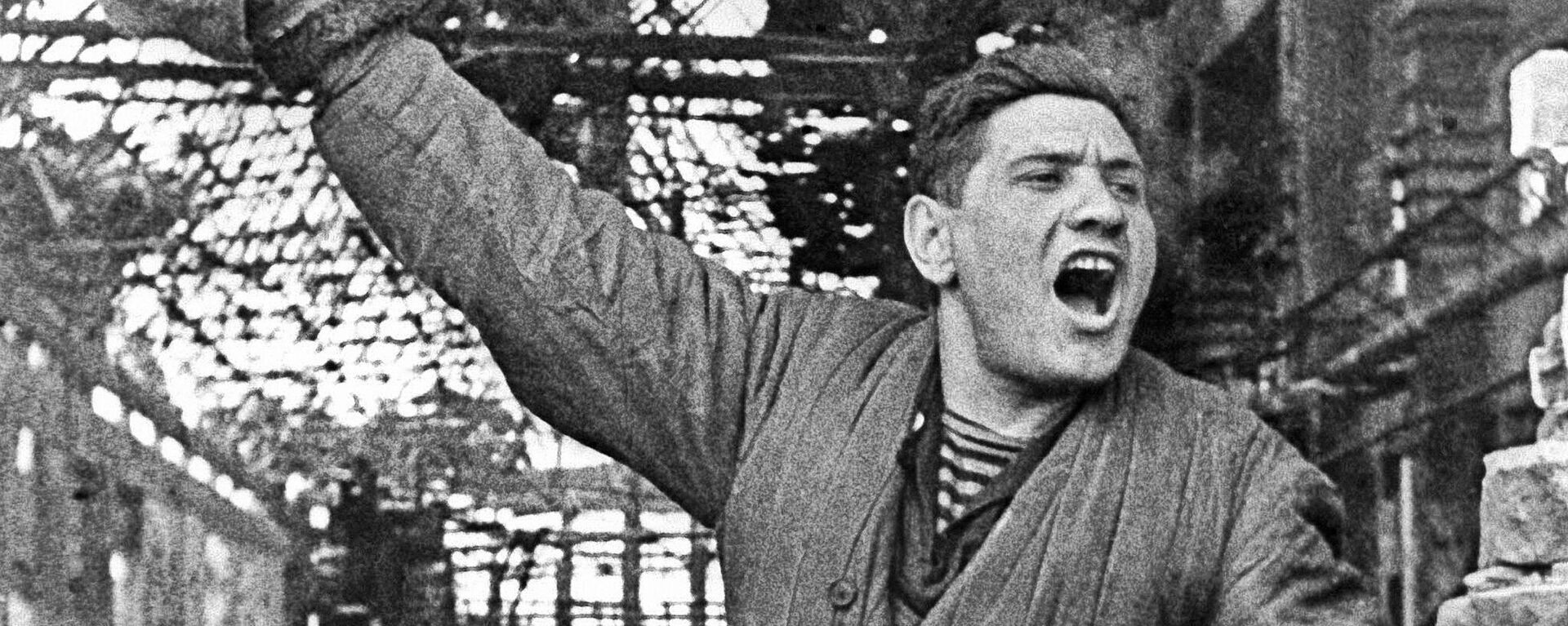 Сержант Павел Гольдберг во время боя в Сталинграде - Sputnik Кыргызстан, 1920, 02.02.2023