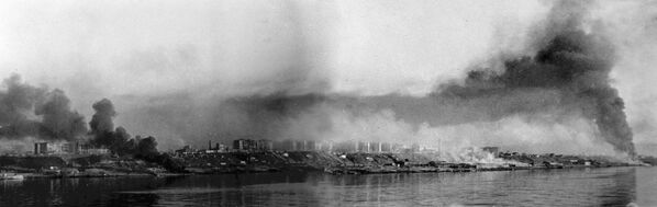 Панорама горящего Сталинграда со стороны Волги - Sputnik Кыргызстан