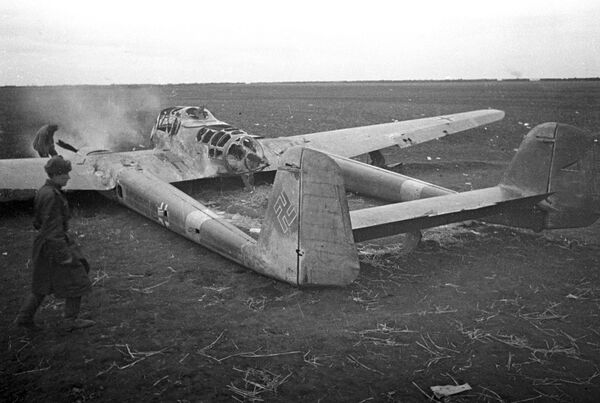 Подбитый во время Сталинградской битвы немецкий самолет-разведчик - Sputnik Кыргызстан