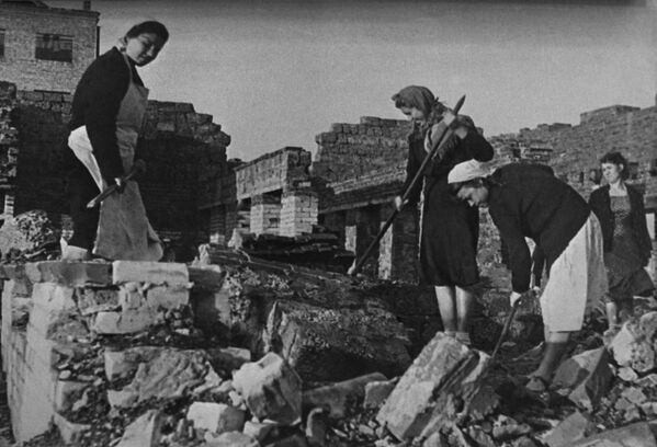 Восстановление Сталинграда через несколько месяцев после окончания Сталинградской битвы. Женщины работают на улицах разрушенного города, разбирая руины. - Sputnik Кыргызстан