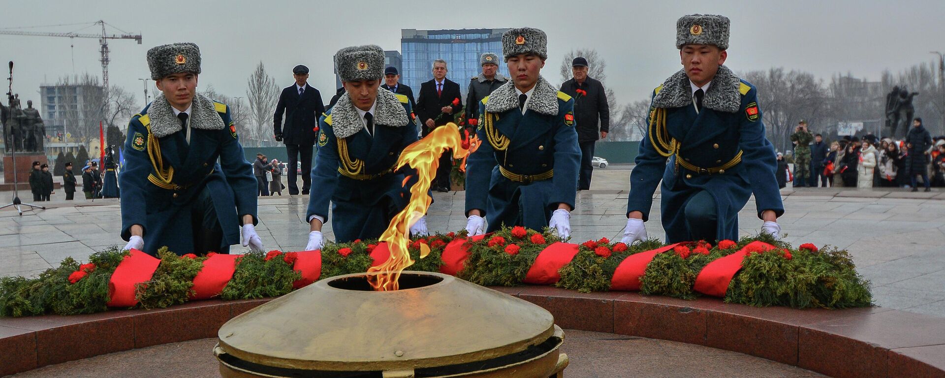 Церемония возложения цветов к Вечному огню по случаю 80-летия победы в Сталинградской битве - Sputnik Кыргызстан, 1920, 02.02.2023