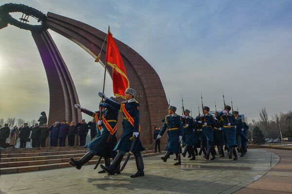 Борбор калаадагы &quot;Жеңиш&quot; аянтында Сталинград салгылашынын 80 жылдыгына карата Өчпөс отко гүлчамбар коюшту - Sputnik Кыргызстан
