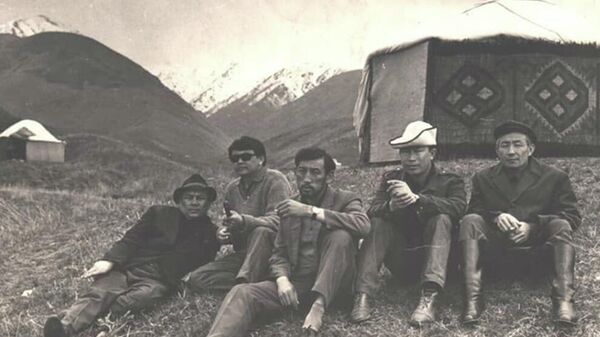 Толомуш Океев и его команда операторов — фото из 1960-х годов - Sputnik Кыргызстан