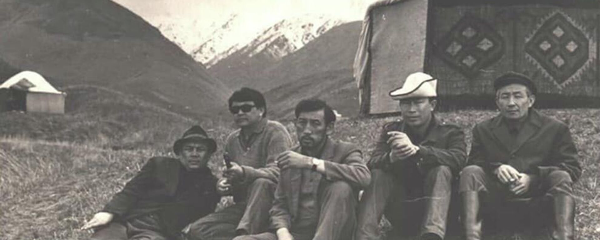 Толомуш Океев и его команда операторов — фото из 1960-х годов - Sputnik Кыргызстан, 1920, 08.02.2023