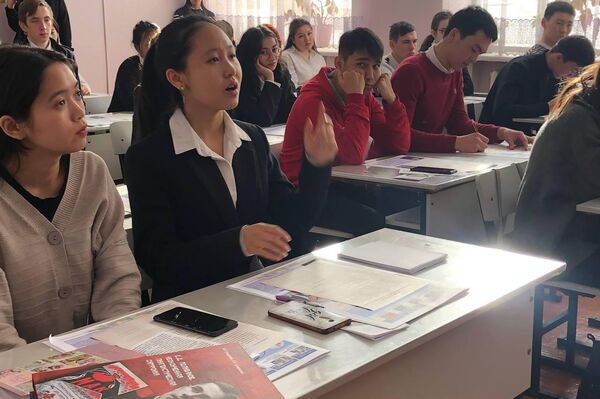Студенты и педагоги КРСУ побывали в школе № 3 города Канта - Sputnik Кыргызстан