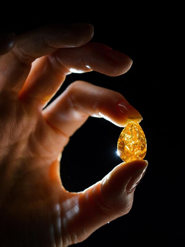 &quot;Апельсин&quot; — грушевидный ярко-оранжевый бриллиант весом 14,82 карата. Самый большой оранжевый бриллиант оценивается в 36 миллионов долларов. - Sputnik Кыргызстан