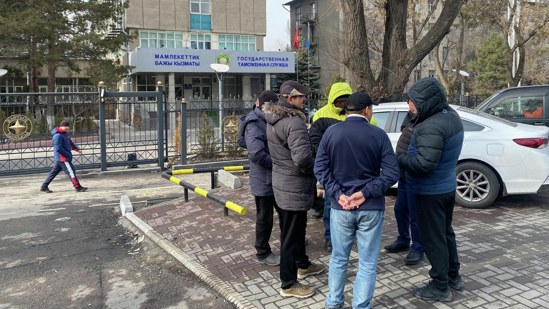 У здания таможни митинговали перевозчики авто против новых правил. Видео -  06.02.2023, Sputnik Кыргызстан