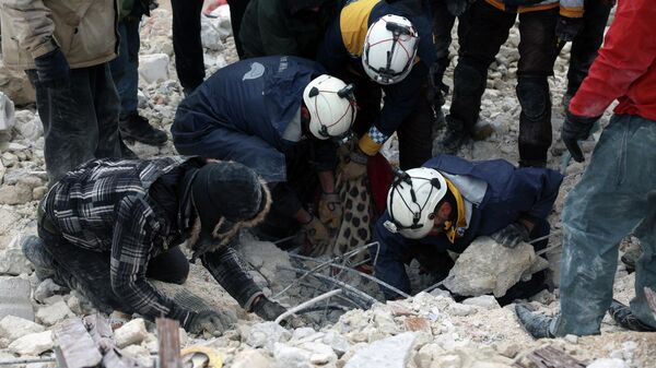 Спасатели обыскивают обломки разрушенных зданий в Сирии - Sputnik Кыргызстан