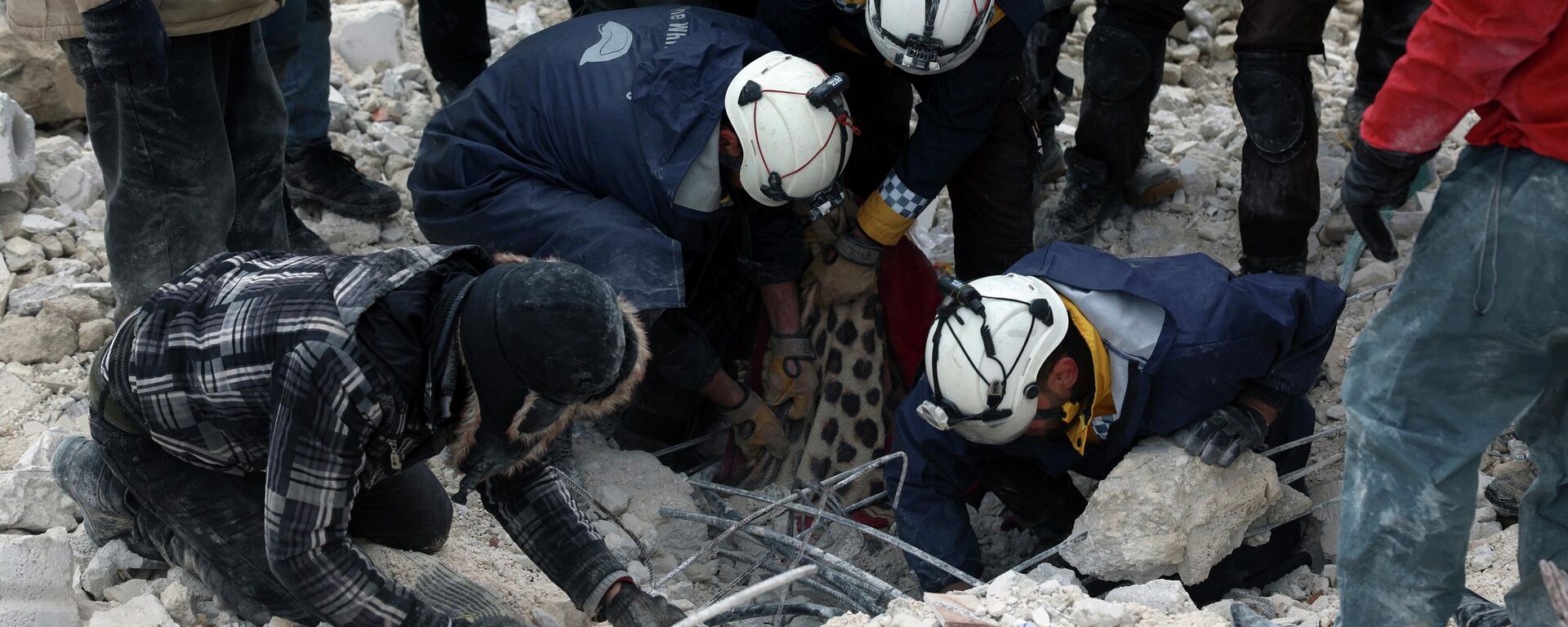 Спасатели обыскивают обломки разрушенных зданий в Сирии - Sputnik Кыргызстан, 1920, 07.02.2023