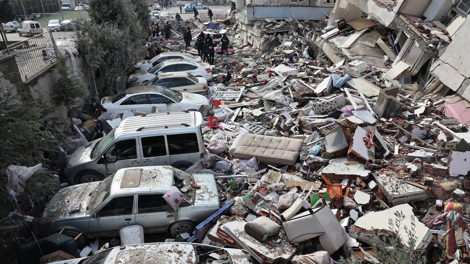 Транспортные средства лежат под обломками разрушенных зданий в Кахраманмараше, Турция - Sputnik Кыргызстан, 1920, 08.02.2023