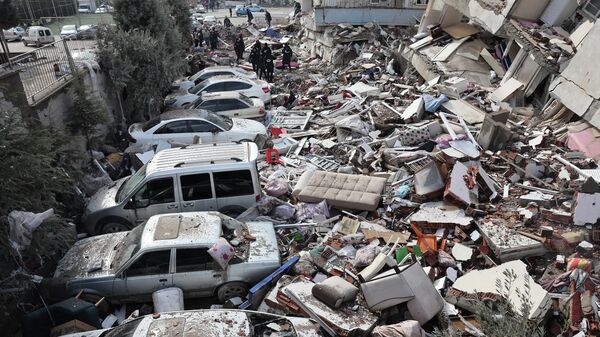 Транспортные средства лежат под обломками разрушенных зданий в Кахраманмараше, Турция - Sputnik Кыргызстан