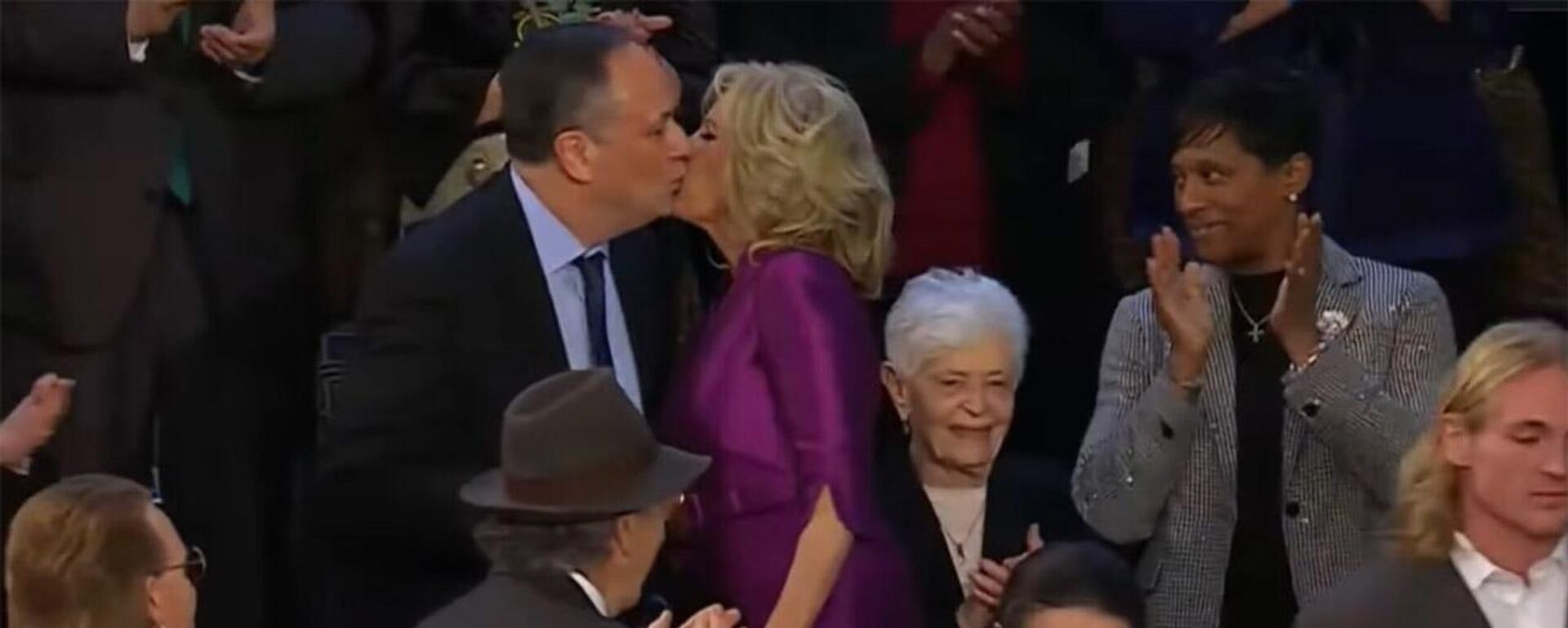 Жена Байдена поцеловала в губы мужа вице-президента — видео. Соцсети в шоке - Sputnik Кыргызстан, 1920, 08.02.2023