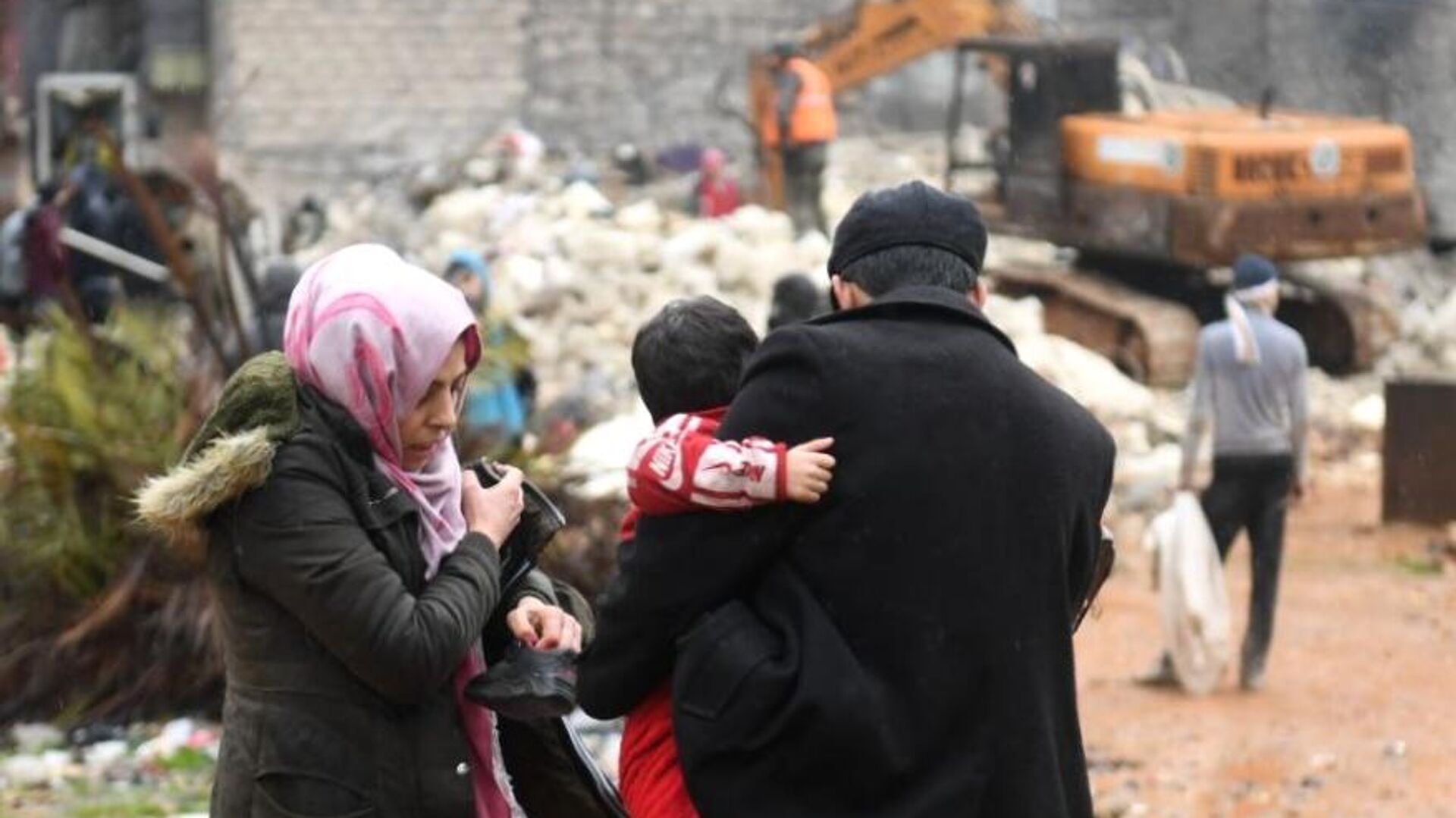 В Сирии трое детей и взрослый провели под завалами 40 часов, их спасли. (Видео)