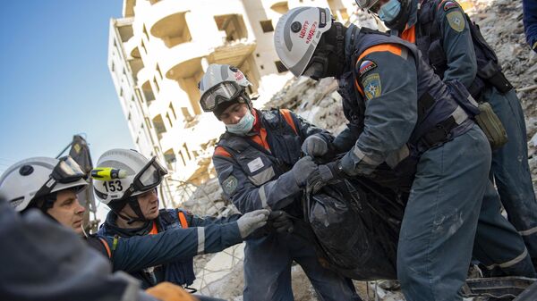 Cпасатели извлекают тело из-под обломков рухнувшего здания - Sputnik Кыргызстан