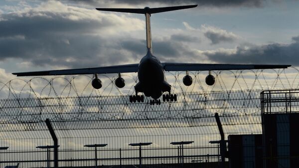 Транспортный самолет ИЛ-76 заходит на посадку. Архивное фото - Sputnik Кыргызстан