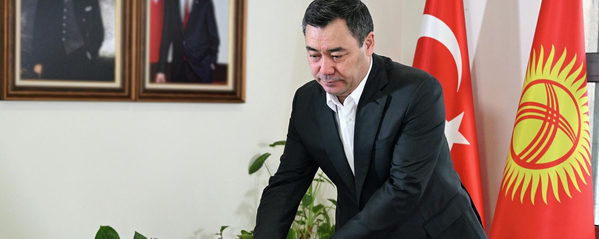Президент Садыр Жапаров оставил запись в книге соболезнований в Посольстве Турции в Бишкеке - Sputnik Кыргызстан, 1920, 09.02.2023
