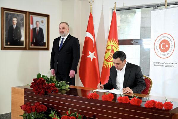 Президент Кыргызстана Садыр Жапаров посетил посольство Турции и оставил запись в книге соболезнований - Sputnik Кыргызстан