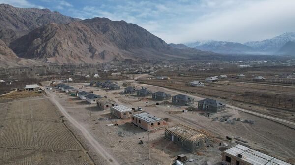 Строительство домов в Баткене: опровержение управляющего делами президента - Sputnik Кыргызстан