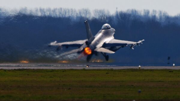 Истребитель F-16 взлетает с авиабазы в Нидерландах. Архивное фото - Sputnik Кыргызстан