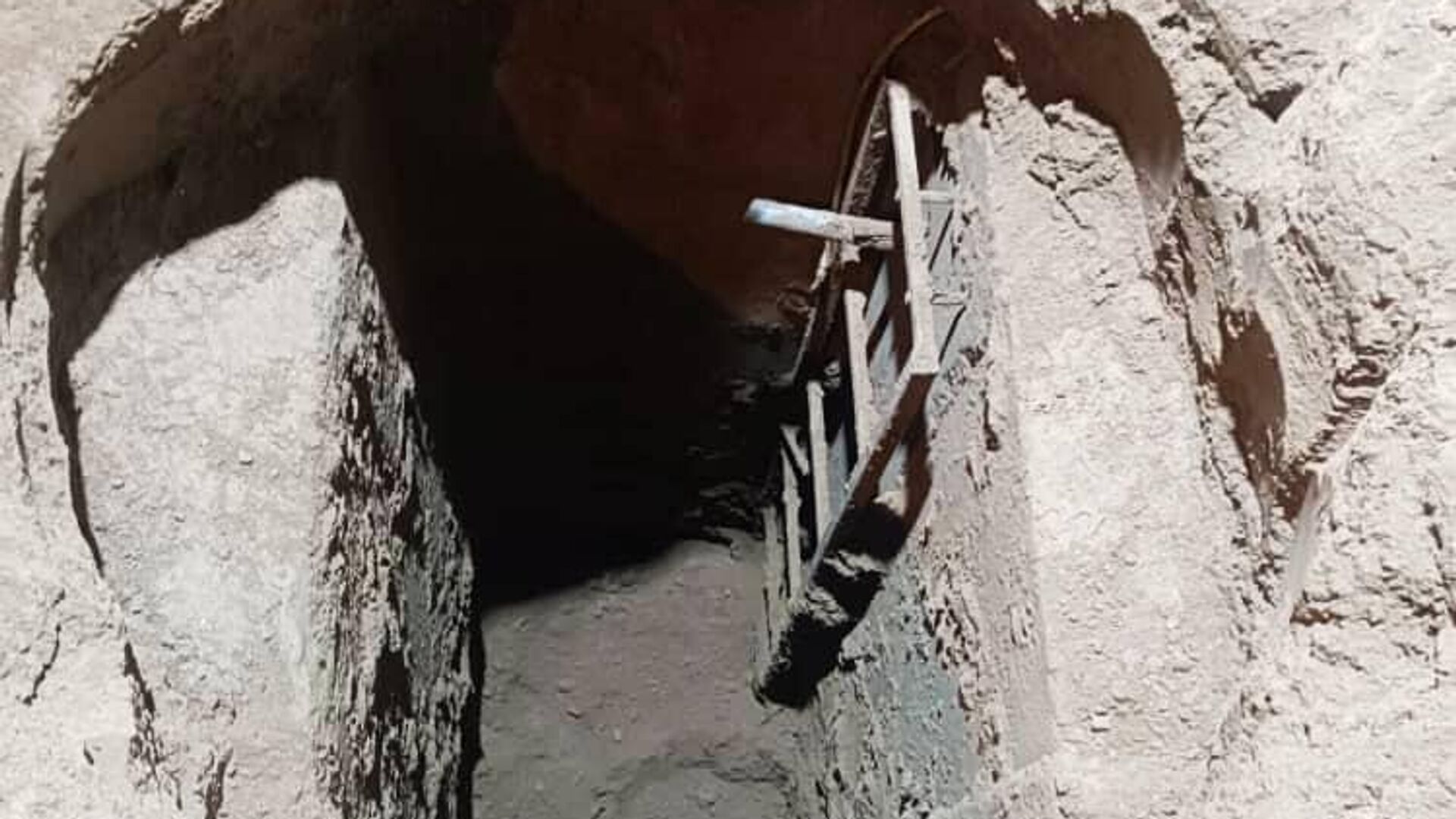 Подземный туннель, ведущий из Кыргызстана в Узбекистан найденный в Ошской области - Sputnik Кыргызстан, 1920, 10.02.2023
