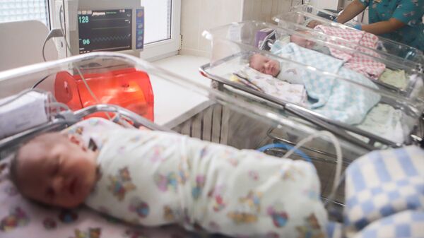 Медик осматривает новорожденных детей в родильном доме. Архивное фото - Sputnik Кыргызстан