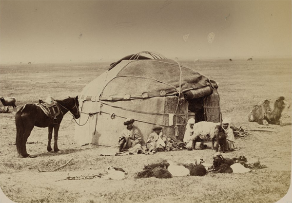 Кыргызская семья у юрты. Мужчины отдыхают после тяжелого дня, женщина доит овцу. XIX век - Sputnik Кыргызстан