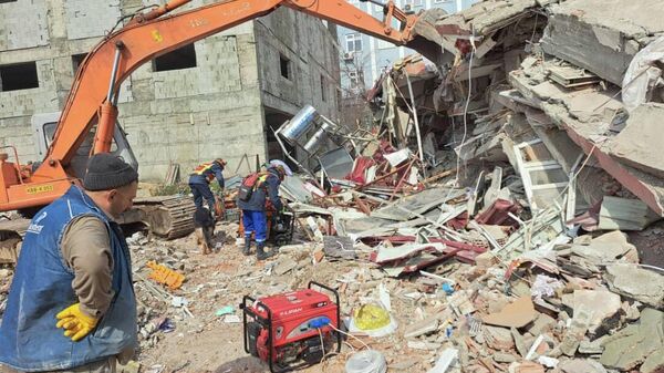 Кыргызские спасатели во время разбора завалов в турецком городе Кахраманмараше - Sputnik Кыргызстан