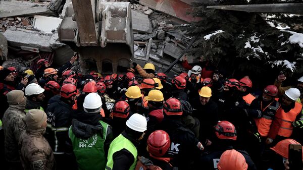 Спасатели проводят операцию по спасению людей из-под обломков рухнувшего здания в провинции Кахраманмараш, Турция - Sputnik Кыргызстан