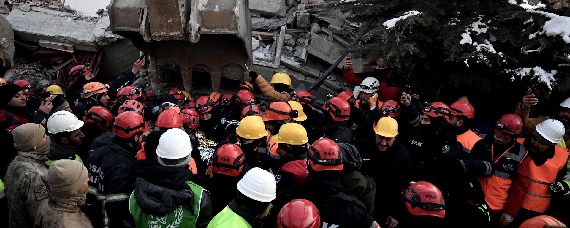 Спасатели проводят операцию по спасению людей из-под обломков рухнувшего здания в провинции Кахраманмараш, Турция - Sputnik Кыргызстан, 1920, 12.02.2023