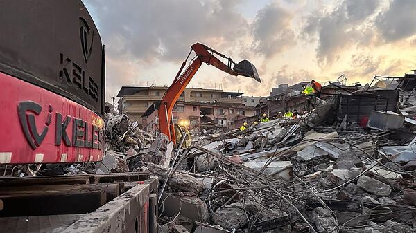 Разбор завалов на месте разрушенного в результате землетрясения здания в Турции - Sputnik Кыргызстан