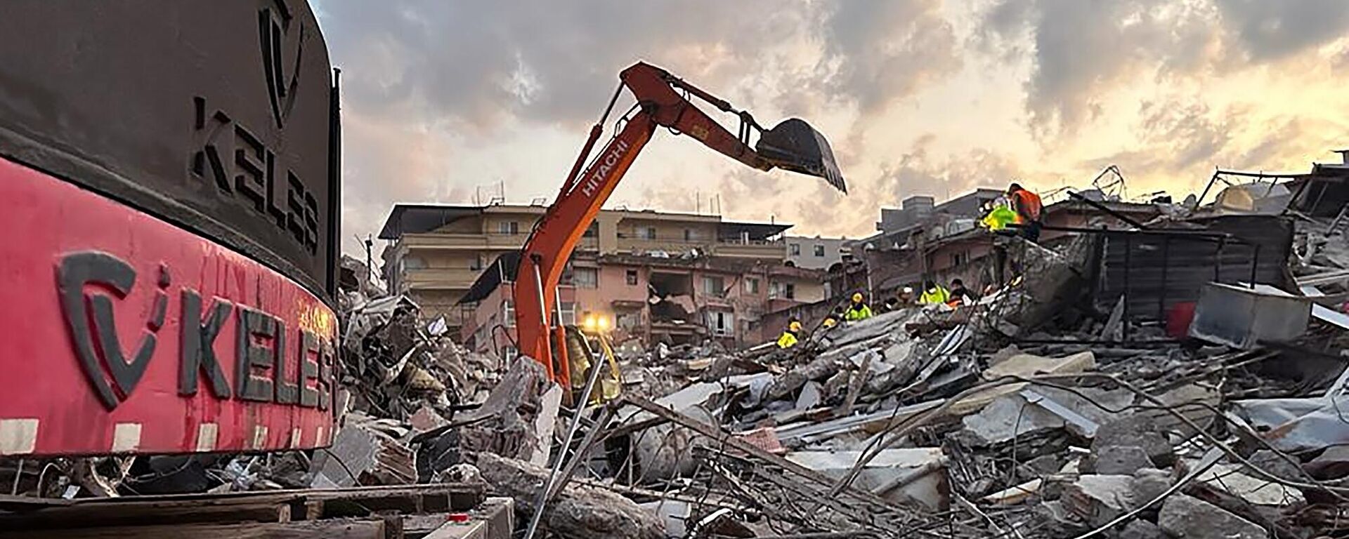 Разбор завалов на месте разрушенного в результате землетрясения здания в Турции - Sputnik Кыргызстан, 1920, 13.02.2023