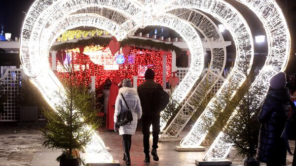 Валентин күнүнө арналган жарык инсталляциясын жанындагы адамдар. Архив - Sputnik Кыргызстан
