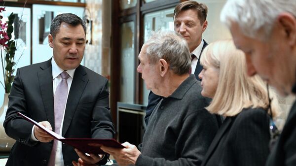 Жапаров встретился в Венгрии с внуками Месароша - Sputnik Кыргызстан