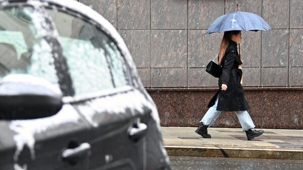 Девушка идет под зонтом во время непогоды. Архивное фото - Sputnik Кыргызстан