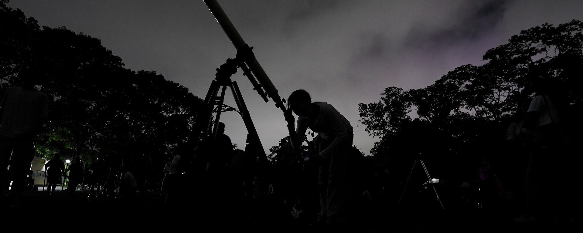 Человек смотрит в телескоп. Архивное фото - Sputnik Кыргызстан, 1920, 14.02.2023