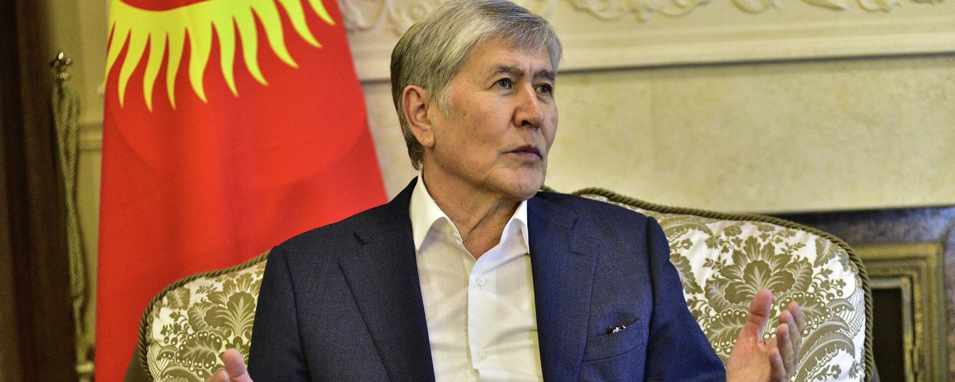 Бывший президент Кыргызстана Алмазбек Атамбаев в своем доме в селе Кой-Тай после освобождения от заключения. 14 февраля 2023 года - Sputnik Кыргызстан, 1920, 14.02.2023