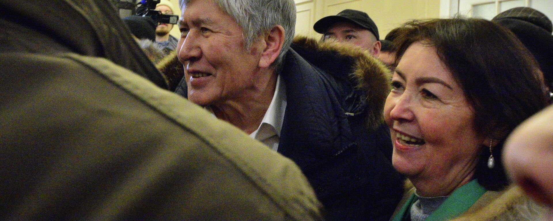 Супруга бывшего президента Кыргызстана Алмазбека Атамбаева Раиса Атамбаева встречает его после освобождения из заключения в селе Кой-Тай. 14 февраля 2023 года - Sputnik Кыргызстан, 1920, 14.02.2023