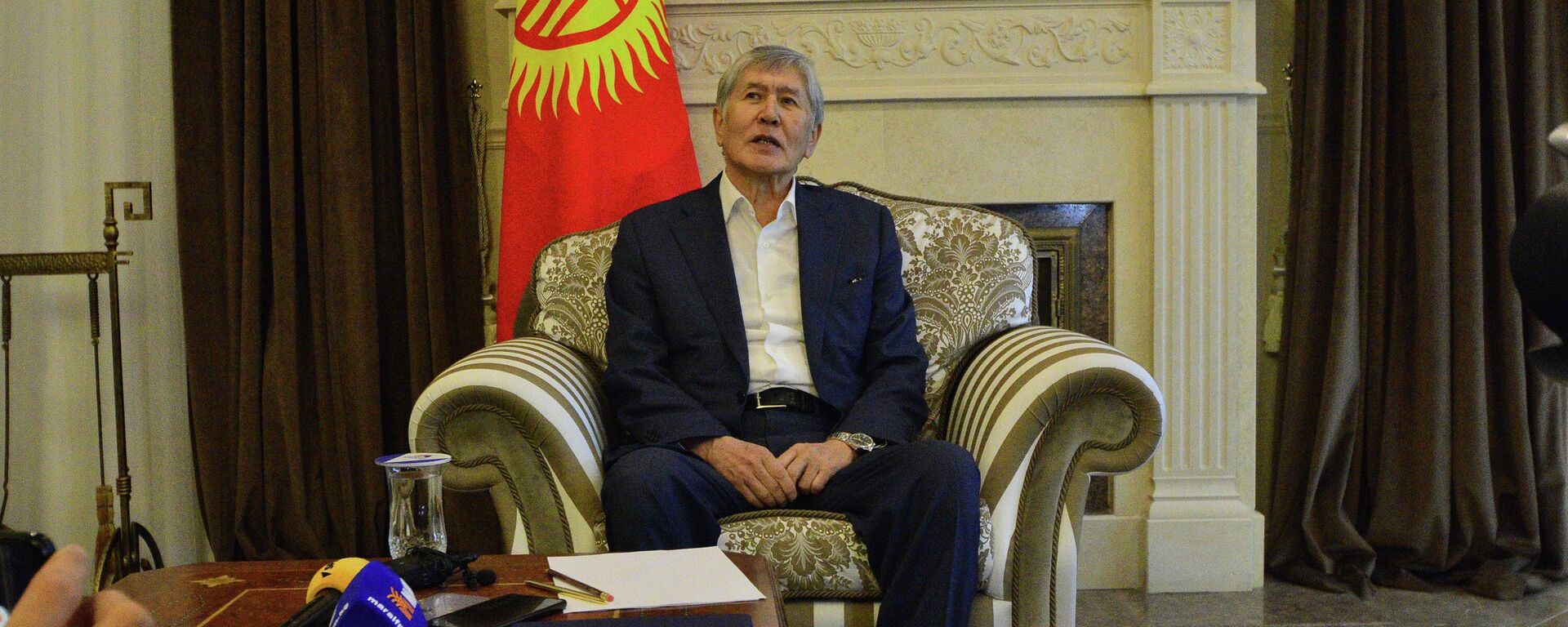 Бывший президент Кыргызстана Алмазбек Атамбаев в своем доме в селе Кой-Тай после освобождения от заключения. 14 февраля 2023 года - Sputnik Кыргызстан, 1920, 15.02.2023