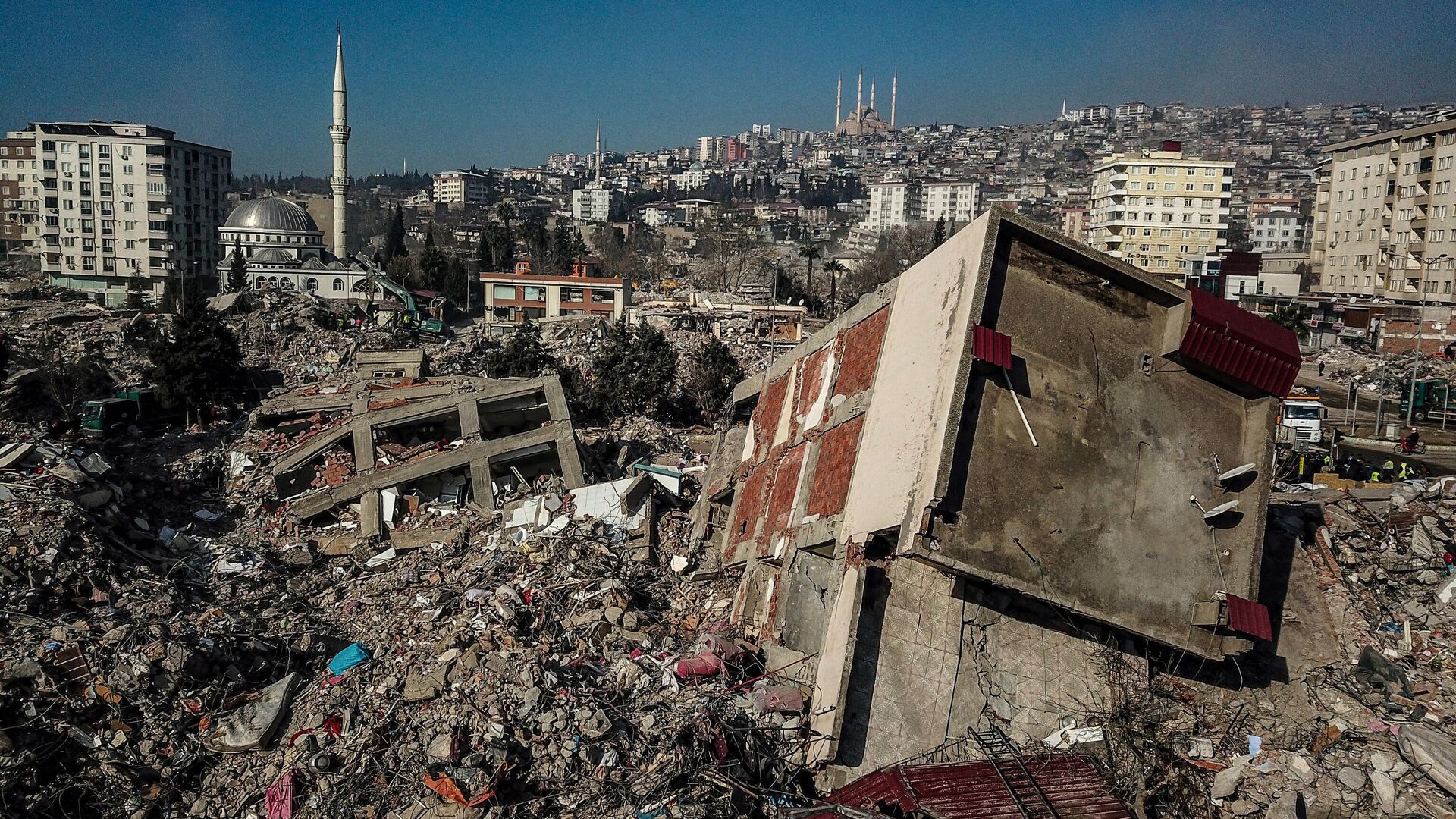 Обрушившиеся здания при земоетрясении в Кахраманмараше, юго-восток Турции - Sputnik Кыргызстан, 1920, 16.02.2023