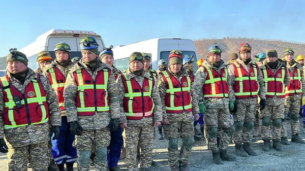 Спасатели МЧС Кыргызстана участвующие в разборе завалов разрушений из-за землетрясения в Турции - Sputnik Кыргызстан