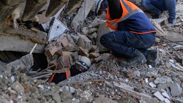 Спасатели во время разбора завалов в Турецком городе Хатай - Sputnik Кыргызстан