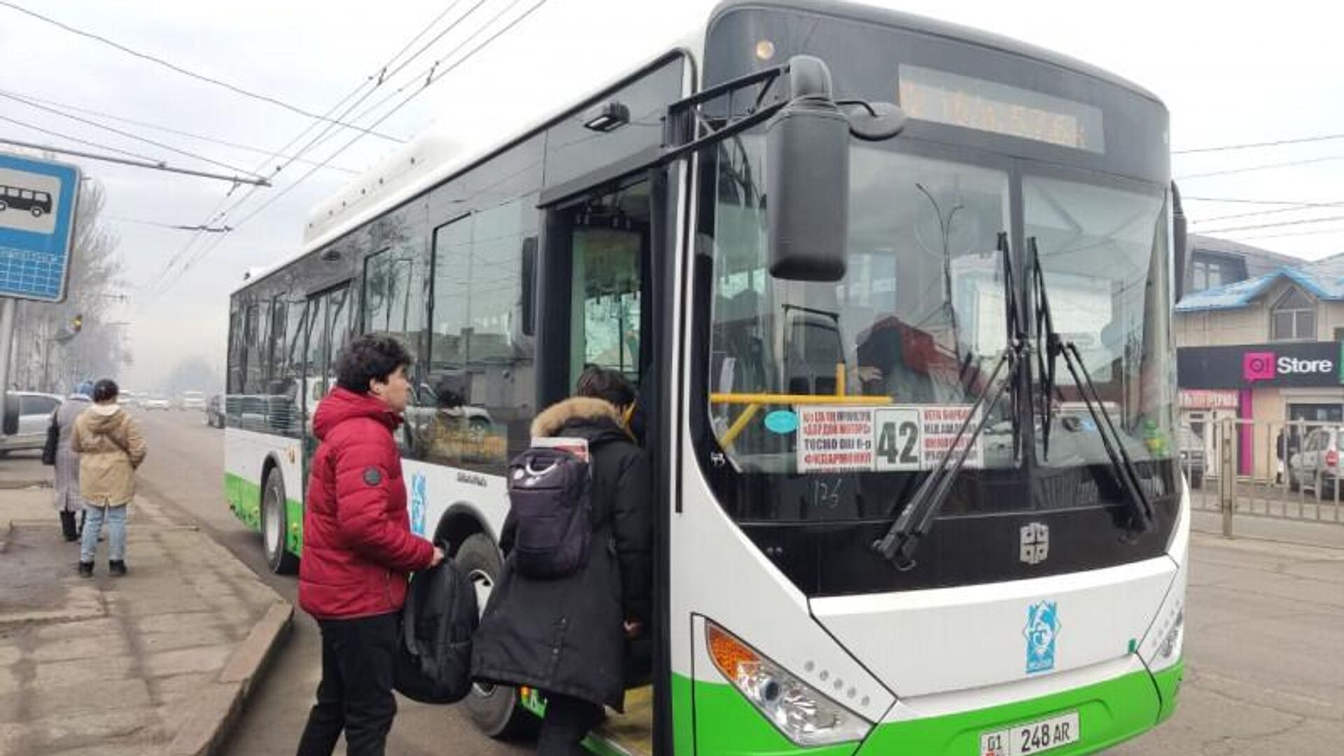 Сегодня ранним утром на рейсы выехали 50 новых автобусов из 120, закупленных в Китае - Sputnik Кыргызстан, 1920, 17.02.2023