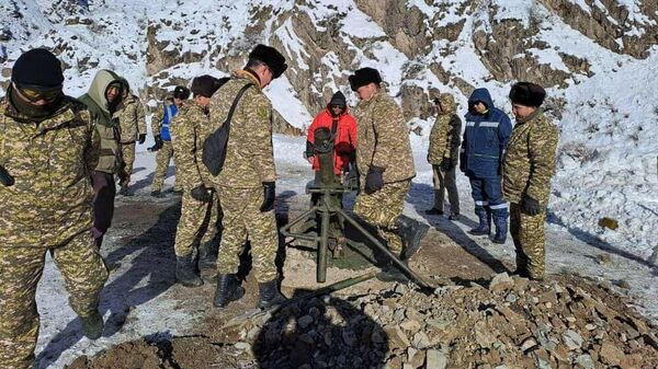 Принудительный спуск лавин на трассе Бишкек — Нарын — Торугарт  - Sputnik Кыргызстан